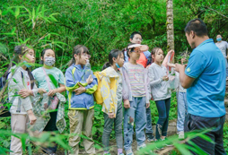 聽(tīng)飼養(yǎng)員講解