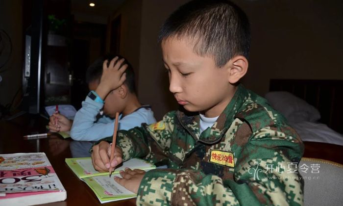 青少年軍事特訓(xùn)營