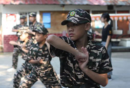 想培養(yǎng)孩子生活習(xí)慣就來參加天津兒童軍事夏令營