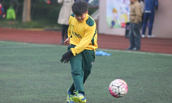 學(xué)員進行足球練習(xí).jpg