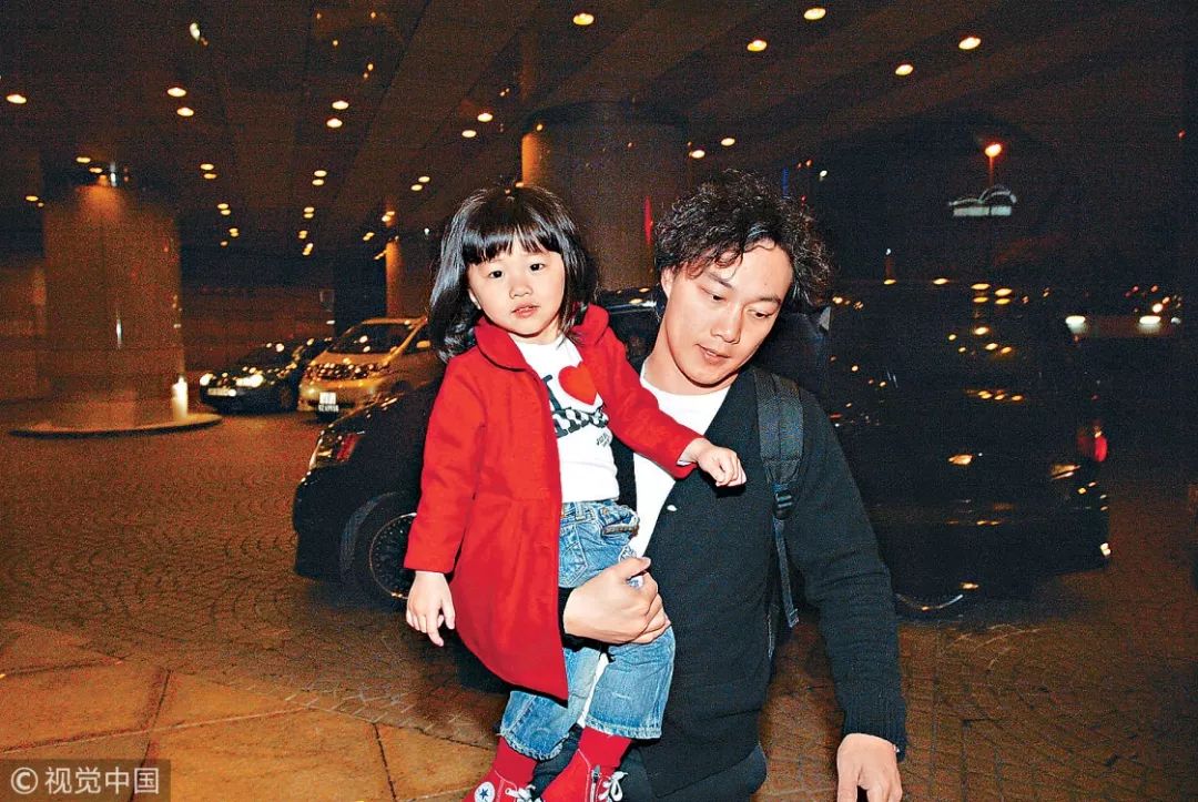 47歲陳奕迅女兒近況曝光，育兒觀火了！1000萬人點(diǎn)贊：父愛的深度，決定孩子的高度！