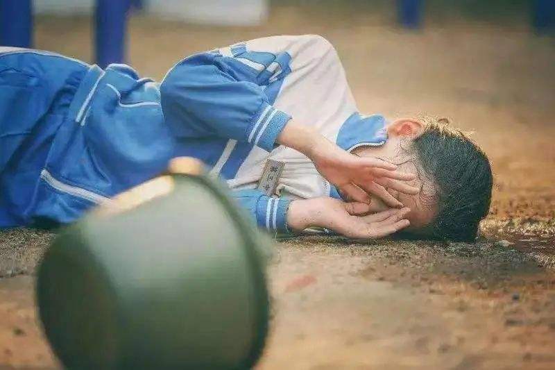 被打33記耳光被踹16腳，留守女生被校園霸凌，全村人集體去學(xué)校討說法