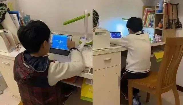 武漢一父母讓8歲孩子休學(xué)打游戲：每天打16個小時，1周后，孩子已崩潰……