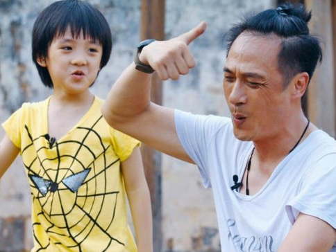 “怨種父子”吳鎮(zhèn)宇費(fèi)曼上熱搜，倆人相處像兄弟，不知道讓多少父子羨慕