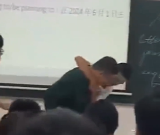 學生手機被收追上講臺對老師“連續(xù)鎖喉”，這樣的孩子需要什么樣的教育
