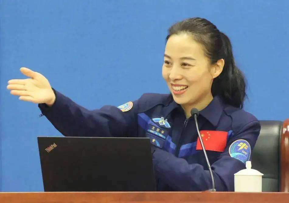 出差183天，神舟十三號(hào)重返地球！頂流媽媽真的為女兒摘星星回來(lái)了！
