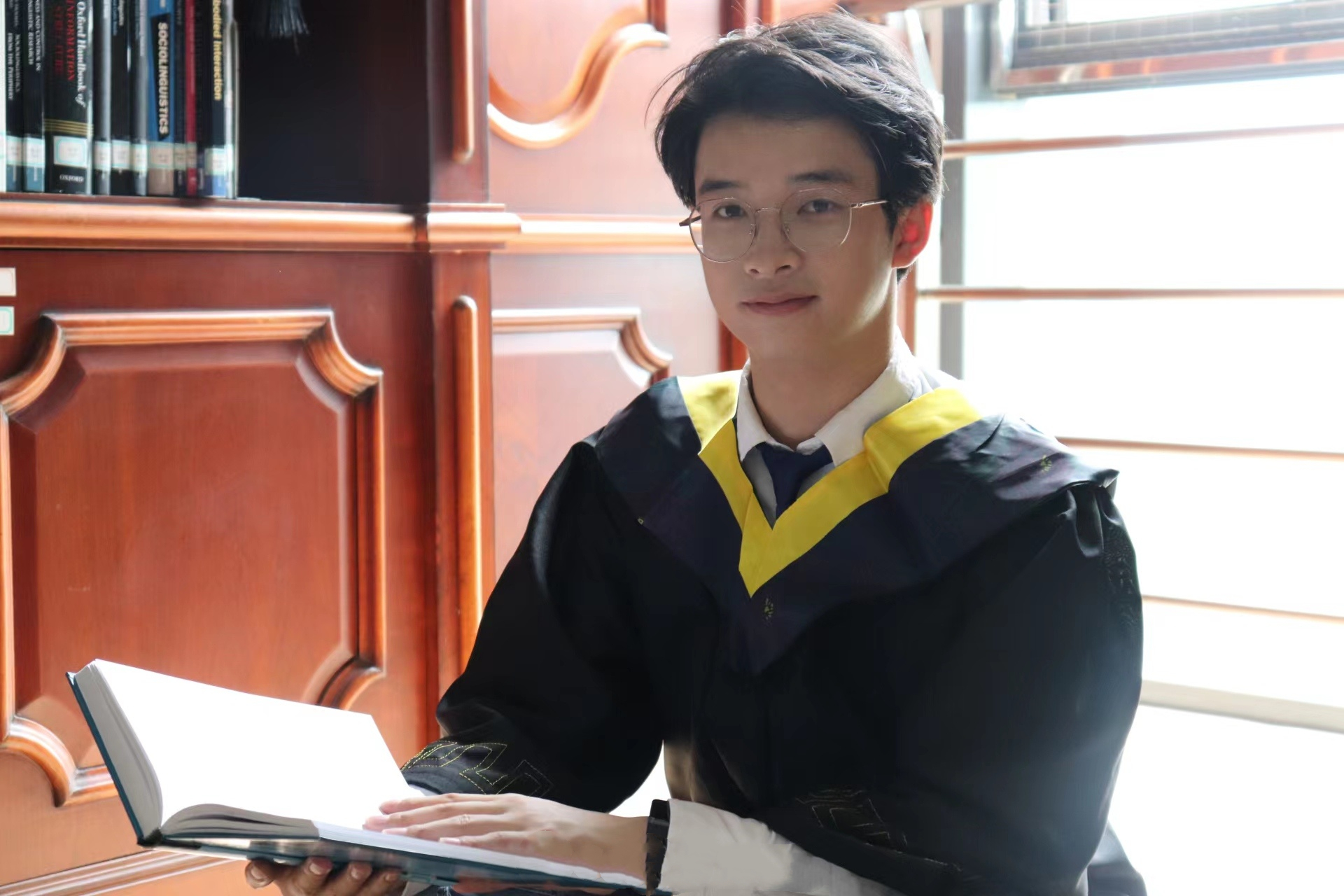 大涼山小伙16年寒窗，全獎直博香港中文大學，網(wǎng)友：不靠顏值靠才華！