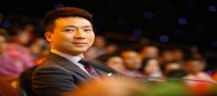 央視一哥康輝人設(shè)崩了？節(jié)目上一通電話暴露了實情，20年沒孩子竟是因為......