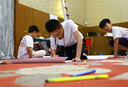 認(rèn)真繪制自己的作品