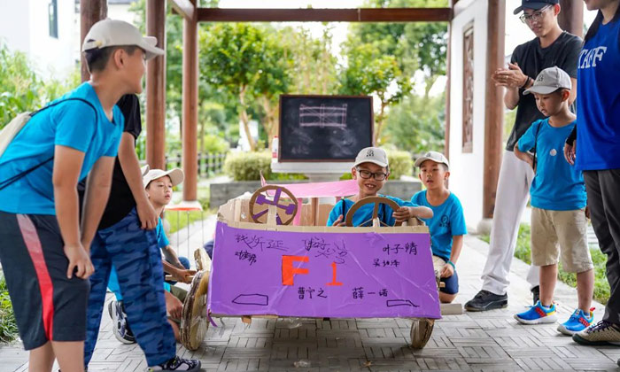 學(xué)員實(shí)踐自己制作的賽車