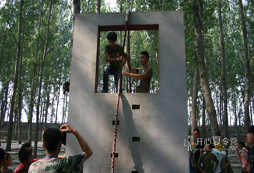 參加拓展夏令營為孩子的成長為保駕護航