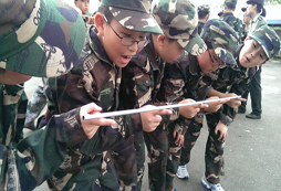 參加軍事拓展夏令營(yíng)在訓(xùn)練過(guò)程中會(huì)遇到危險(xiǎn)嗎？