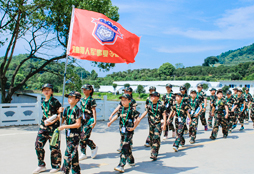 鐵血獵人軍事夏令營(yíng)鍛煉孩子們的毅力！