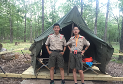 通過軍事夏令營磨煉學(xué)生意志力