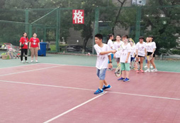 女孩學(xué)習(xí)打網(wǎng)球的注意點(diǎn)
