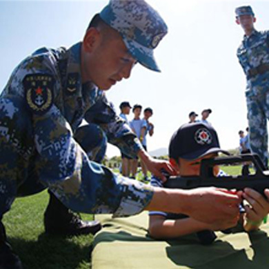 威海軍事拓展夏令營磨練孩子的意志