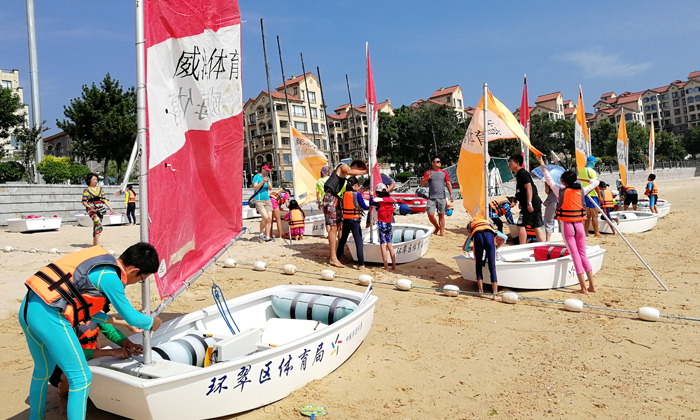 學(xué)生在自己組裝帆船
