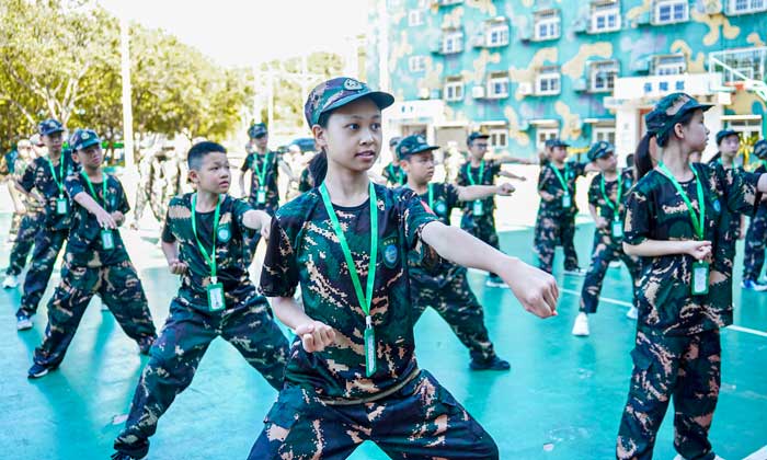 進行軍體拳訓(xùn)練