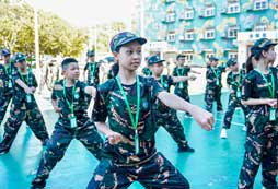 進(jìn)行軍體拳訓(xùn)練