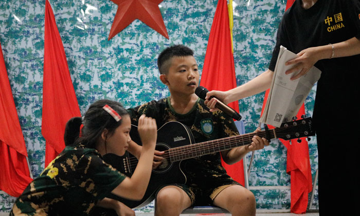 邊彈邊唱