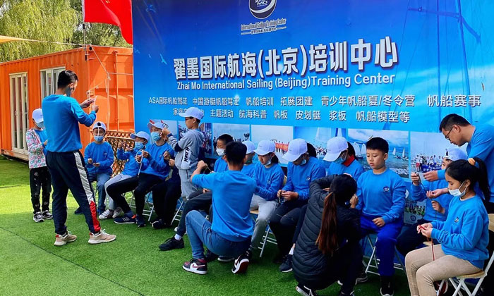 坐著合照