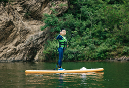 對著鏡頭比個耶