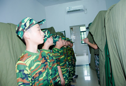 參加武漢軍事夏令營(yíng)樹立孩子正確人生觀