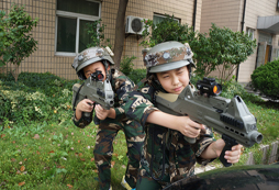 <strong>武漢小學(xué)生夏令營(yíng)讓孩子參與到軍營(yíng)生活中來(lái)</strong>