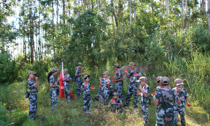 武漢軍事拓展夏令營(yíng).gif