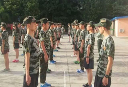 哪個(gè)夏令營可以培養(yǎng)孩子軍人的精神？