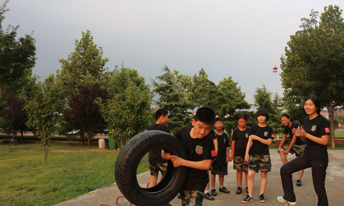 烏魯木齊軍事夏令營讓孩子體驗挫折！.jpg