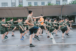 練拳，強(qiáng)身健體