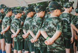 聽(tīng)從指揮，遵守紀(jì)律