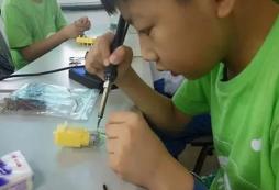 暑假讓孩子嘗試動手做機器人