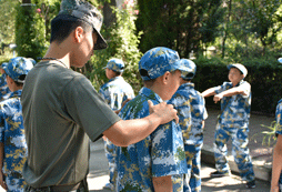 糾正姿勢(shì)，保護(hù)孩子頸椎