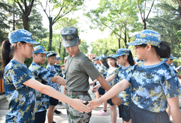 糾正軍姿，糾正擺臂