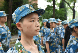 站軍姿，要傳承軍人意志