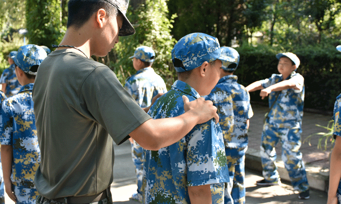 糾正姿勢(shì)，保護(hù)孩子頸椎