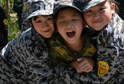 軍事夏令營大集體生活讓孩子學(xué)會團(tuán)結(jié)精神