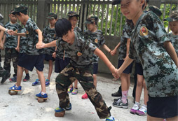 上海西點(diǎn)軍事夏令營(yíng)老師培養(yǎng)孩子的抗挫折能力