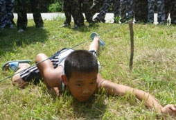 上海西點(diǎn)軍事夏令營低姿匍匐前進(jìn)