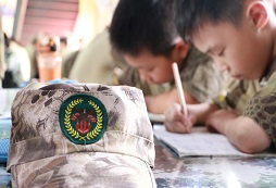 上海西點軍事夏令營給女孩子一個展示的平臺