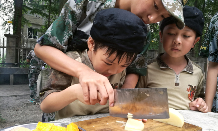 上海西點(diǎn)軍事夏令營的教官和孩子