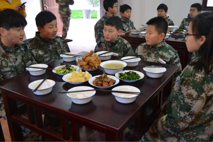 選擇軍事夏令營應(yīng)該考慮哪些方面？