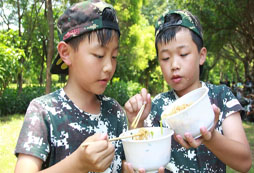  西安軍事夏令營(yíng)8天改善孩子不良習(xí)慣