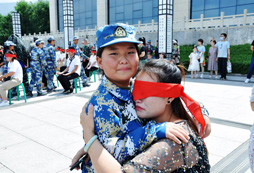襄陽(yáng)中學(xué)生夏令營(yíng)培養(yǎng)孩子軍人本色