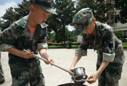 咸寧兒童軍事夏令營(yíng)磨練孩子意志