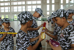 參加小學(xué)生軍事夏令營(yíng)體驗(yàn)軍旅文化