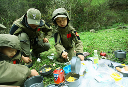 小學(xué)生戶外夏令營培養(yǎng)孩子的勇氣和意志