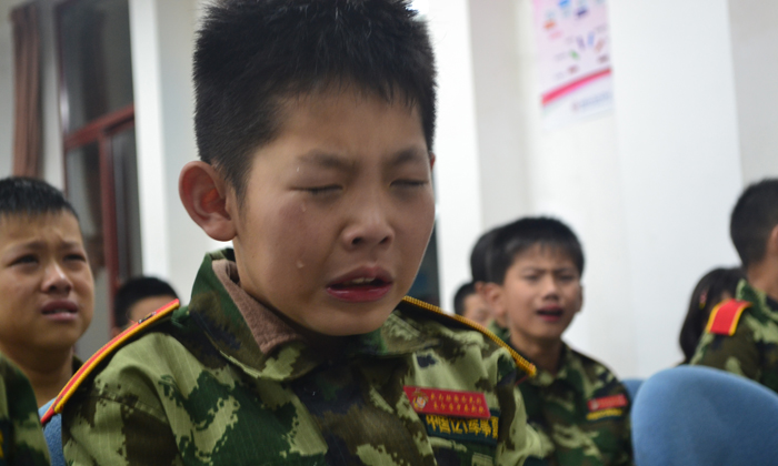 北京小學(xué)生吃苦夏令營(yíng)挑戰(zhàn)荒野生活！